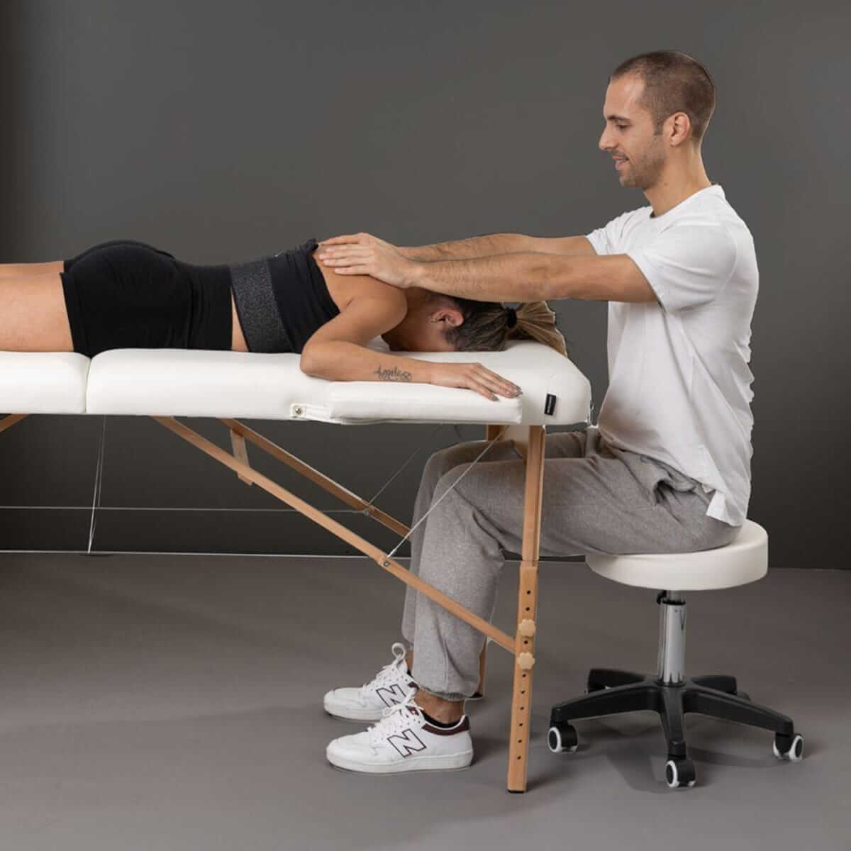 Banco com rodas redondo - preto